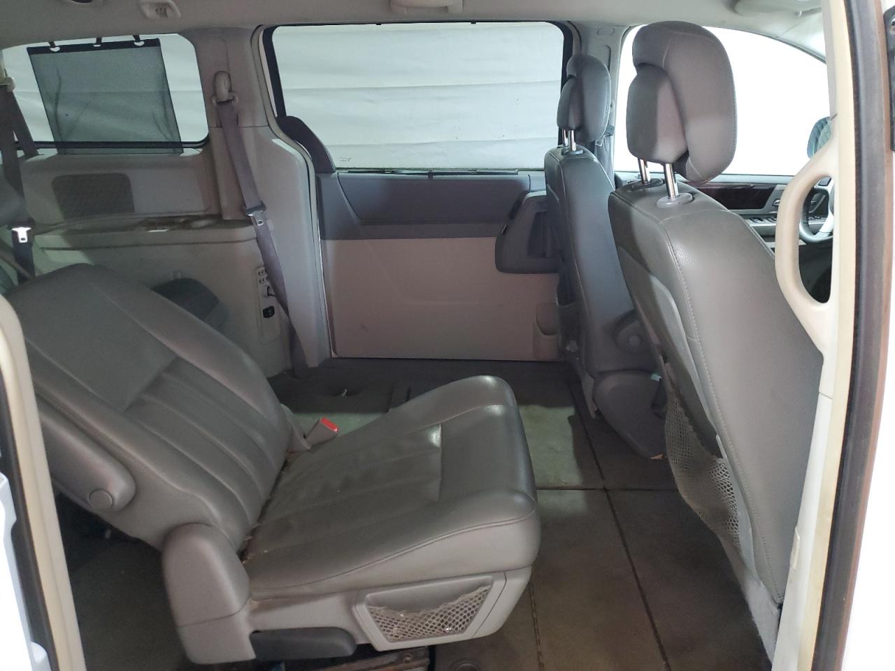 2010 Chrysler Town & Country Touring VIN: 2A4RR5D19AR368756 Lot: 64323825