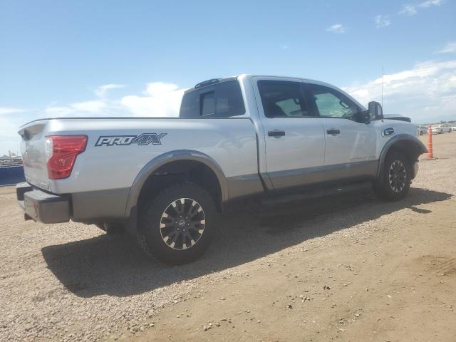  NISSAN TITAN 2018 Srebrny