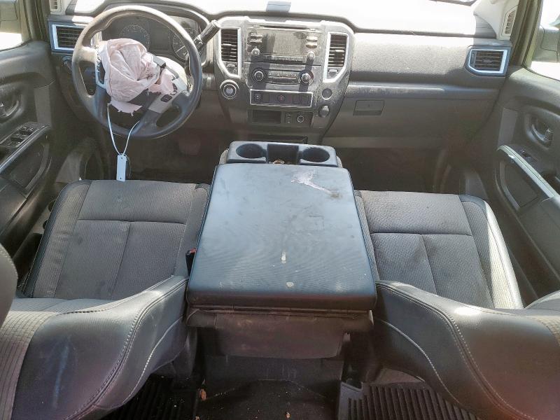  NISSAN TITAN 2017 Srebrny