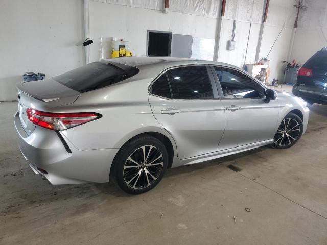  TOYOTA CAMRY 2018 Srebrny