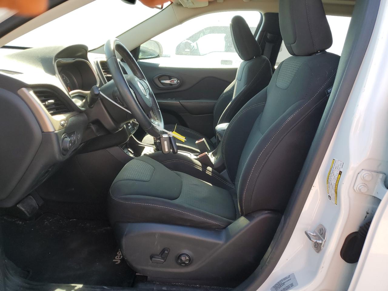 2016 Jeep Cherokee Latitude VIN: 1C4PJLCB3GW304456 Lot: 63316415