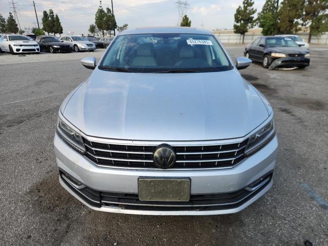 VOLKSWAGEN PASSAT 2017 Srebrny