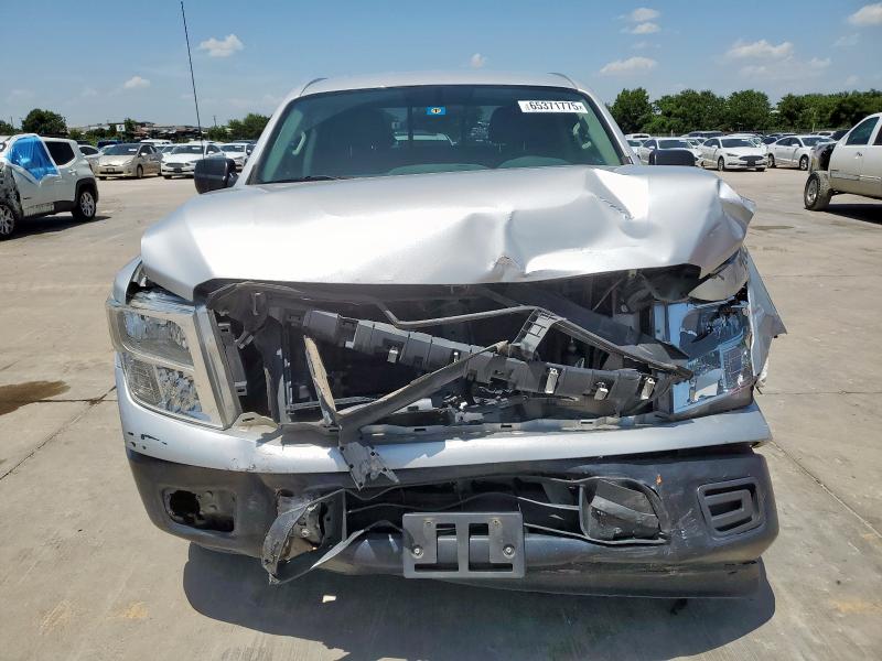  NISSAN TITAN 2017 Srebrny