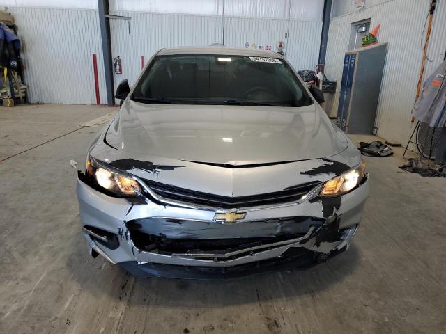 Sedans CHEVROLET MALIBU 2017 Srebrny