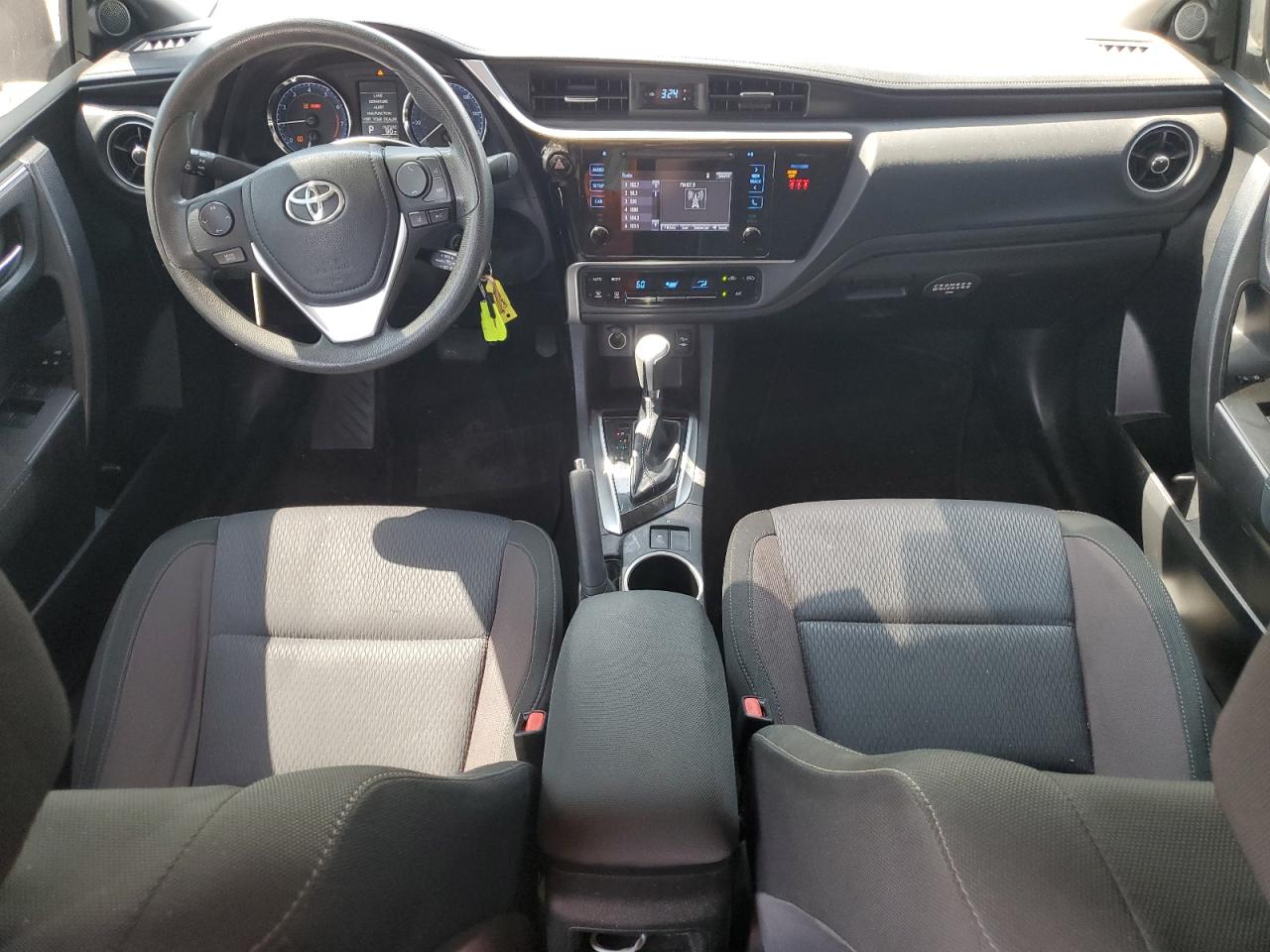 2018 Toyota Corolla L VIN: 5YFBURHE7JP825090 Lot: 65753235