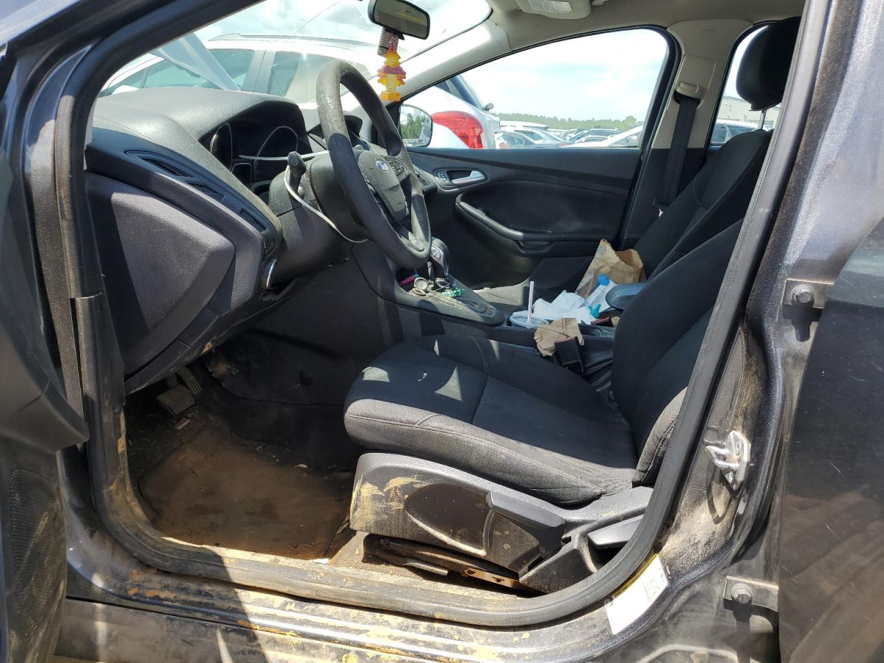2018 Ford Focus Se VIN: 1FADP3F24JL315588 Lot: 65410525