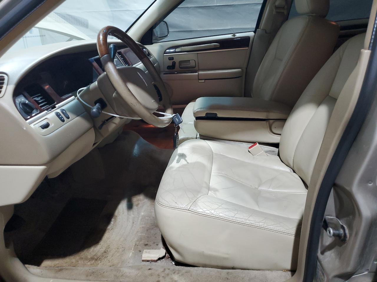 2008 Lincoln Town Car Signature Limited VIN: 2LNHM82W48X649915 Lot: 66138215