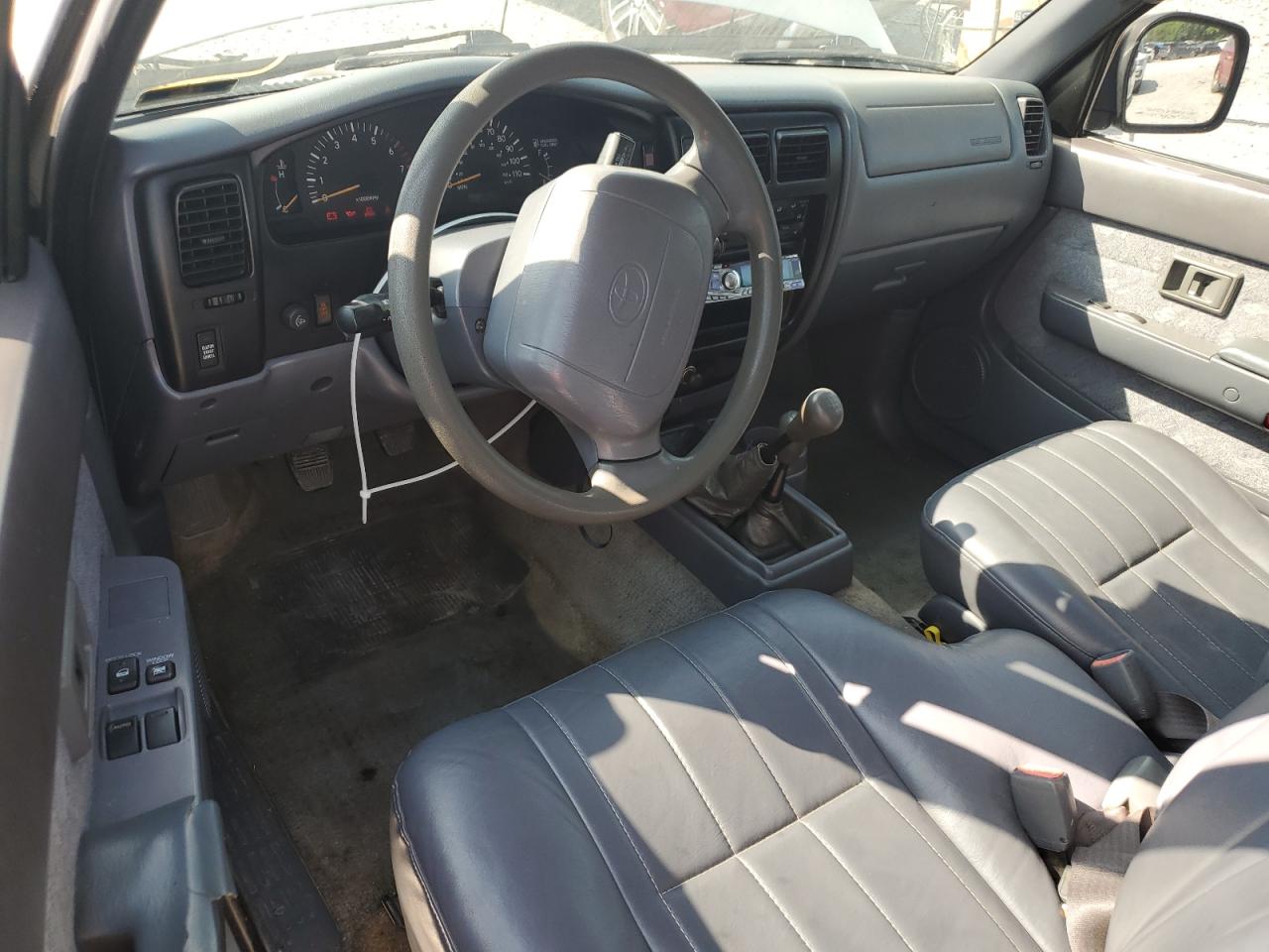 2000 Toyota Tacoma Xtracab VIN: 5TEWN72N2YZ690570 Lot: 63800195