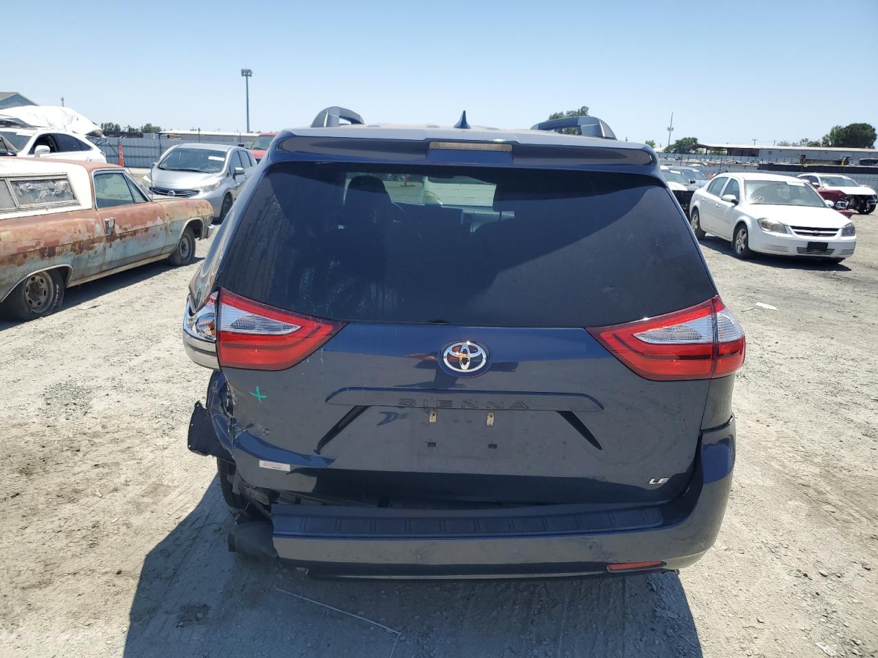 2018 Toyota Sienna Le VIN: 5TDKZ3DC5JS940670 Lot: 63253685