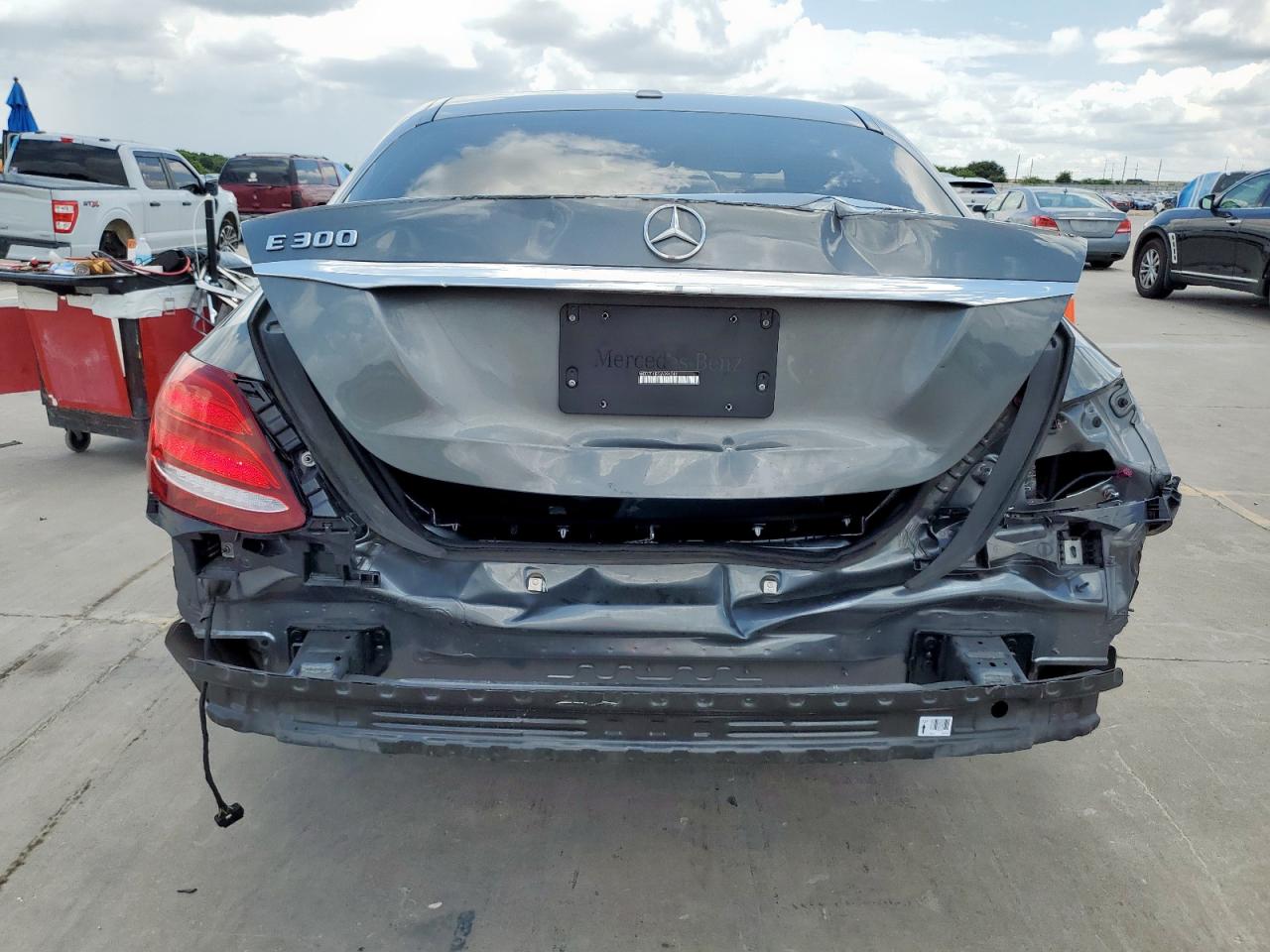 2018 Mercedes-Benz E 300 VIN: WDDZF4JB5JA394240 Lot: 63283145