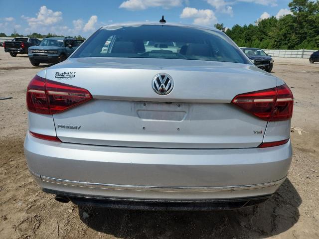  VOLKSWAGEN PASSAT 2018 Серебристый