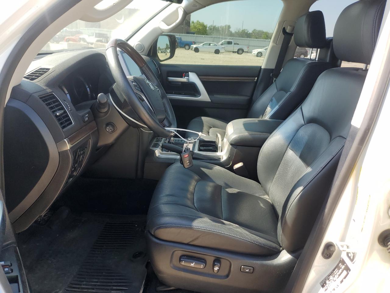 2016 Toyota Land Cruiser VIN: JTMCY7AJ6G4036588 Lot: 63081035