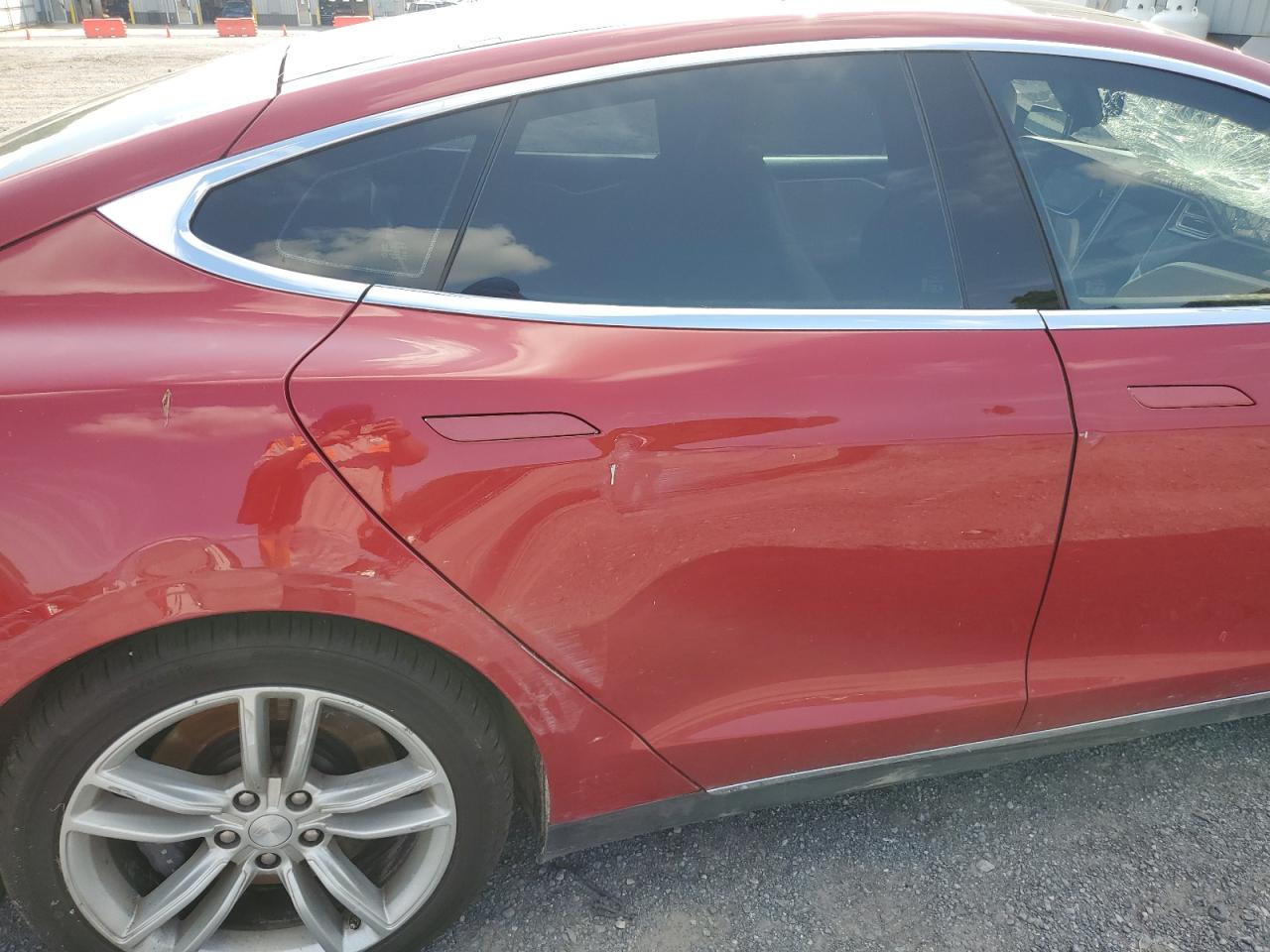 2015 Tesla Model S VIN: 5YJSA1E24FF118598 Lot: 62764845