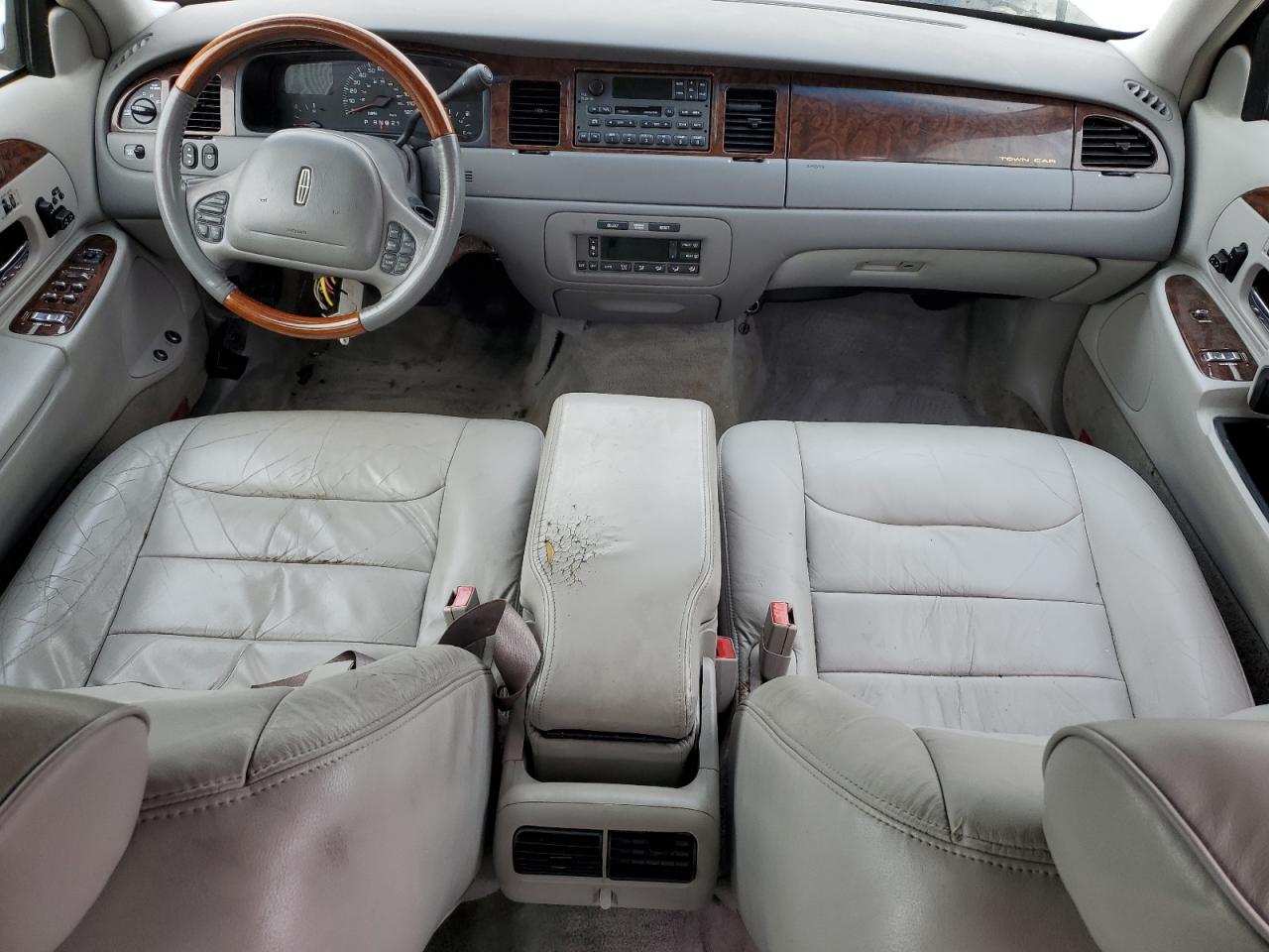 2001 Lincoln Town Car Signature VIN: 1LNHM82W61Y633561 Lot: 62776305