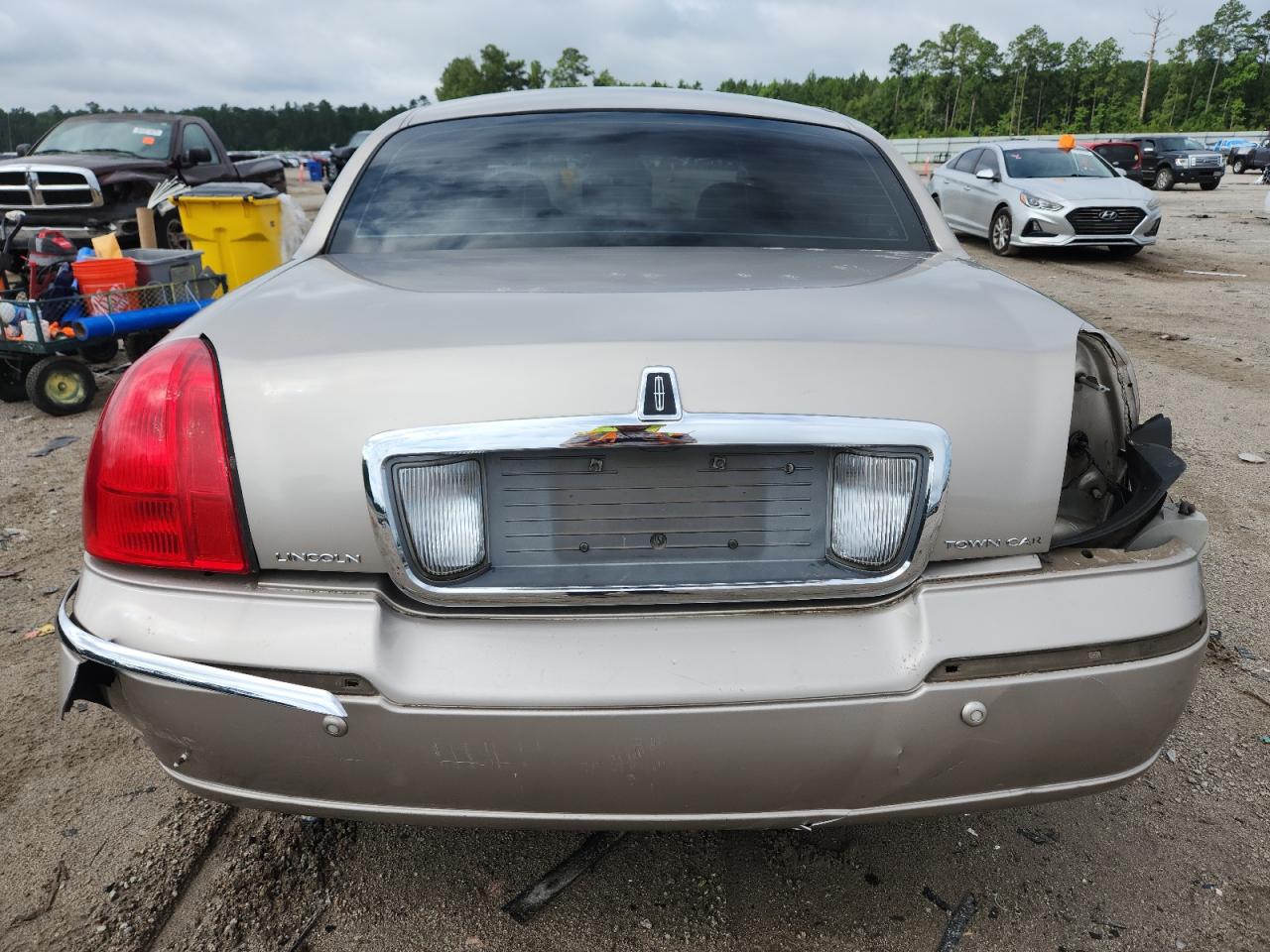 2003 Lincoln Town Car Signature VIN: 1LNHM82W43Y636008 Lot: 64011125