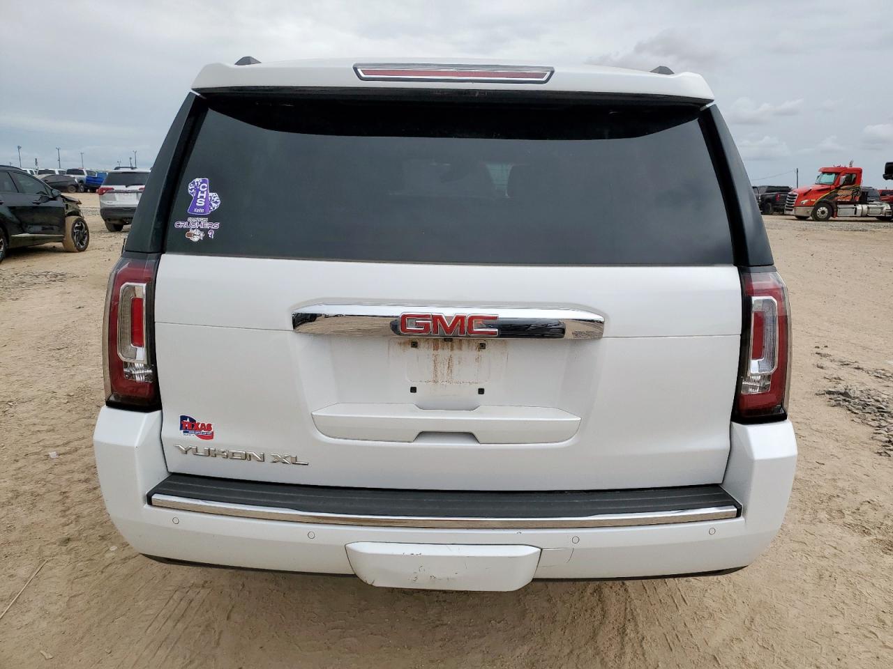 2017 GMC Yukon Xl Denali VIN: 1GKS2HKJ1HR157975 Lot: 62780365