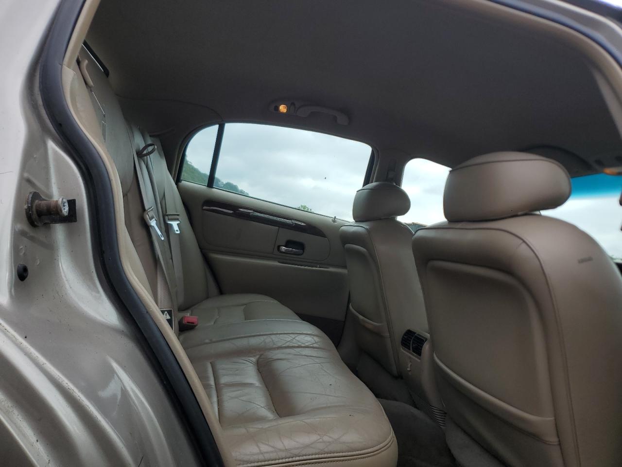 2001 Lincoln Town Car Executive VIN: 1LNHM81WX1Y703743 Lot: 64289515