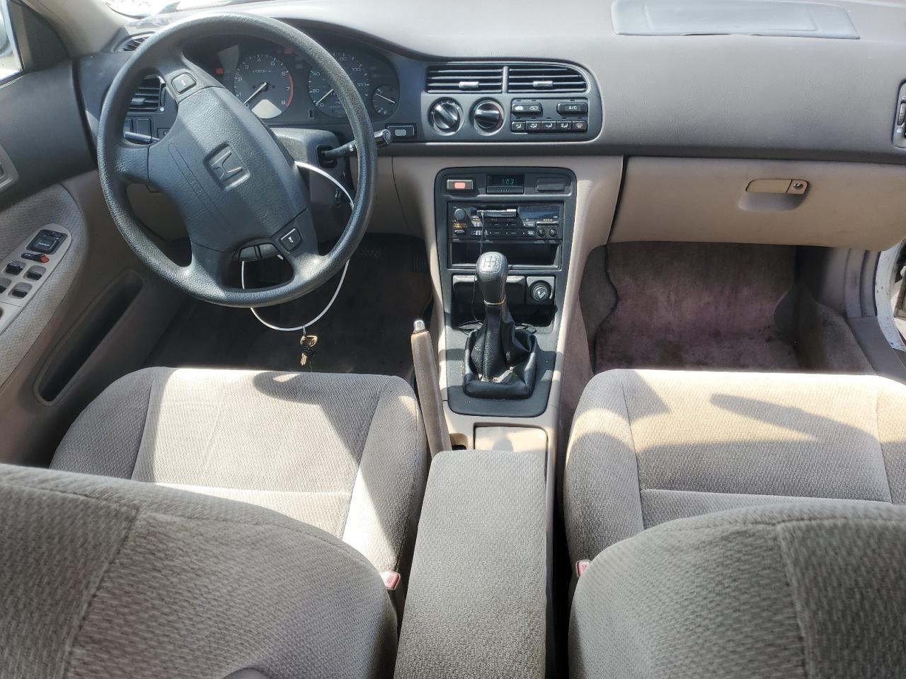 1996 Honda Accord Lx VIN: 1HGCD5534TA106713 Lot: 65265545