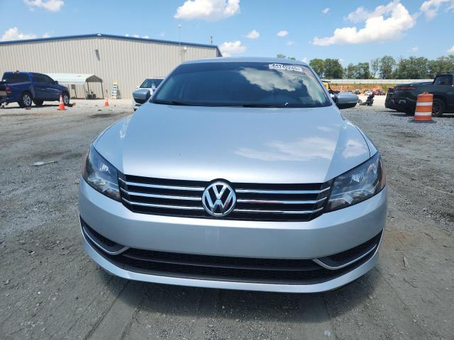 Sedans VOLKSWAGEN PASSAT 2014 Srebrny