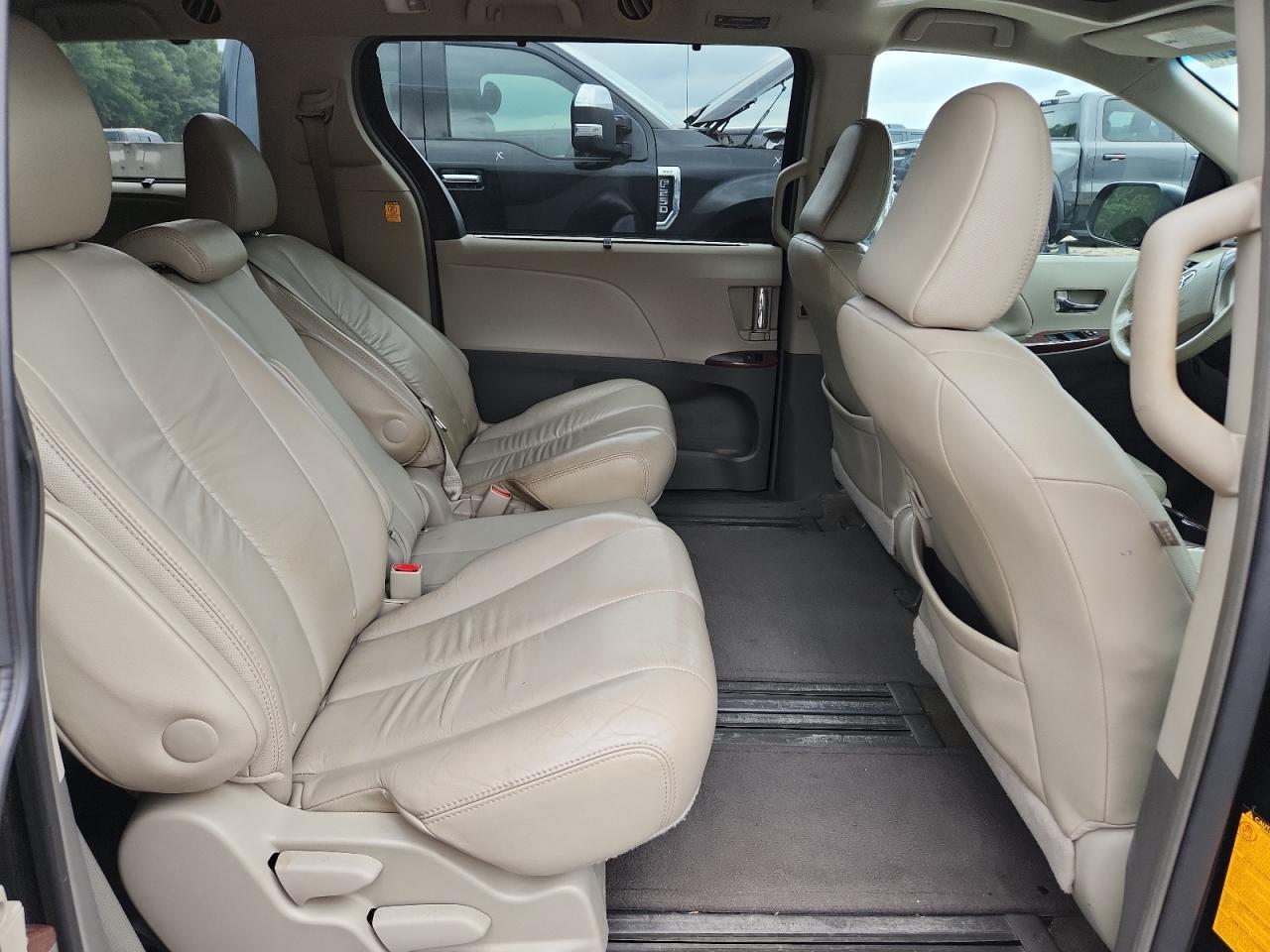 5tdyk3dc3bs160148 5TDYK3DC3BS160148 2011 Toyota Sienna Xle