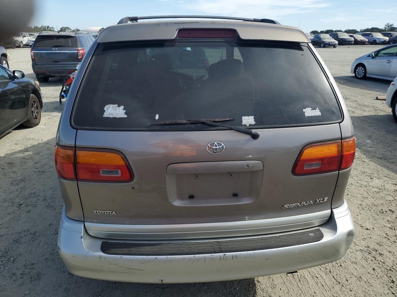 1999 Toyota Sienna Le VIN: 4T3ZF13C1XU086460 Lot: 63529595