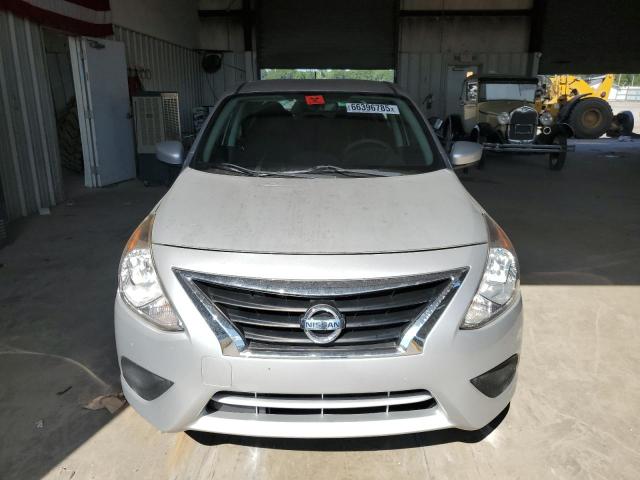  NISSAN VERSA 2019 Srebrny