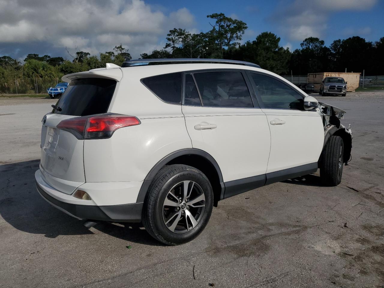 2017 Toyota Rav4 Xle VIN: JTMWFREV6HD096318 Lot: 64978225