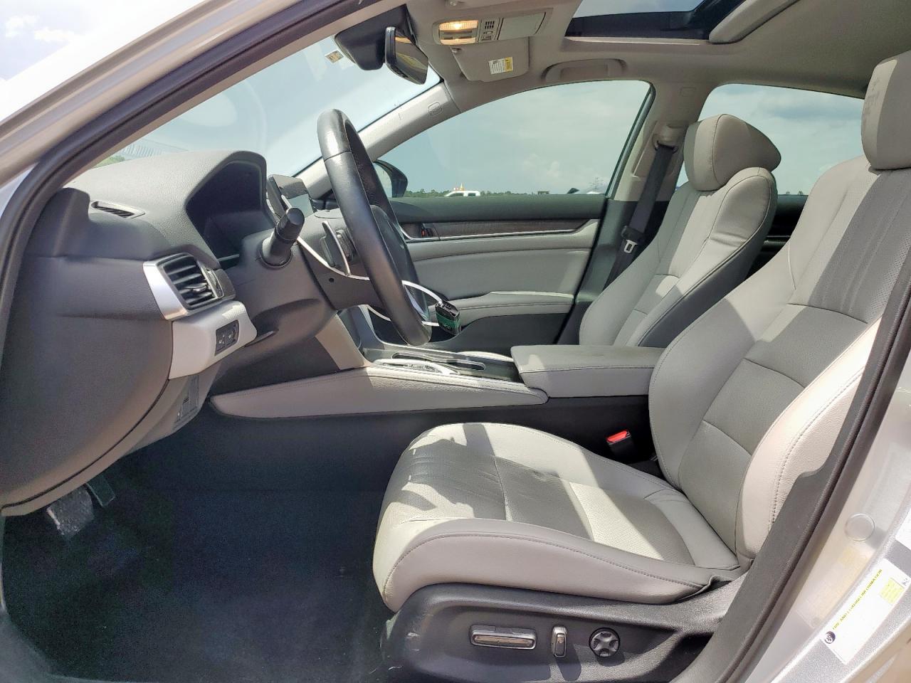 VIN: 1HGCV2F97JA043974 2018 HONDA ACCORD