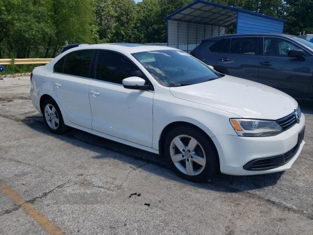 Sedans VOLKSWAGEN JETTA 2013 Biały