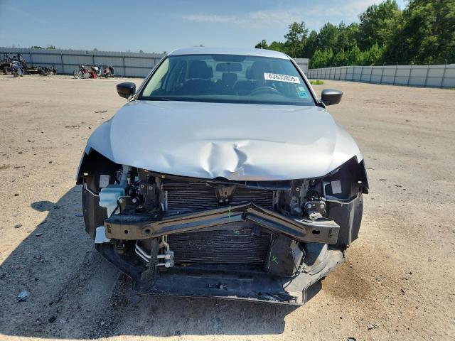 Sedans VOLKSWAGEN JETTA 2016 Srebrny