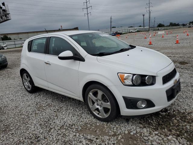 Hatchbacks CHEVROLET SONIC 2015 Biały