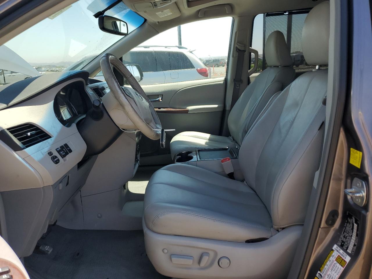 2011 Toyota Sienna Xle VIN: 5TDYK3DC4BS001414 Lot: 64079175