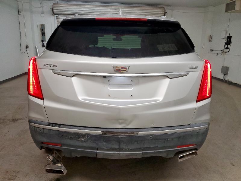 CADILLAC XT5 2018 Srebrny