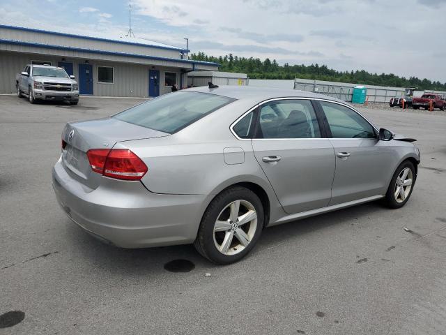 Sedans VOLKSWAGEN PASSAT 2012 Srebrny