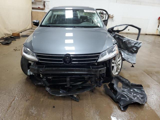 Sedans VOLKSWAGEN JETTA 2017 Szary