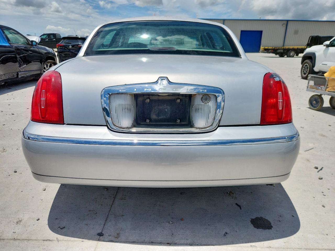 1998 Lincoln Town Car Signature VIN: 1LNFM82W8WY698345 Lot: 61454625
