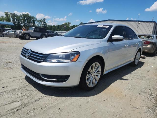 Sedans VOLKSWAGEN PASSAT 2014 Srebrny
