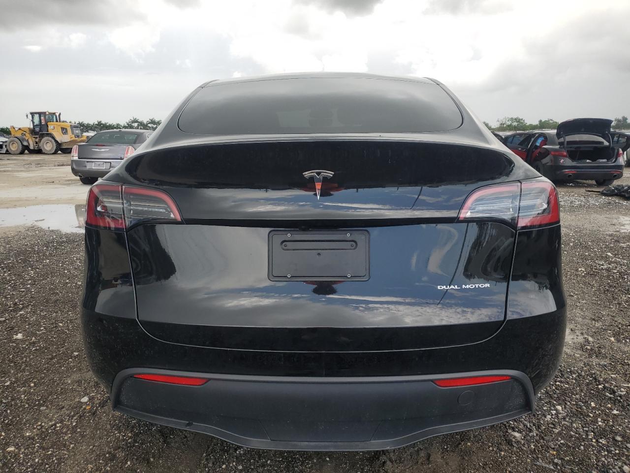 2024 Tesla Model Y VIN: 7SAYGDEE3RA220967 Lot: 64785875