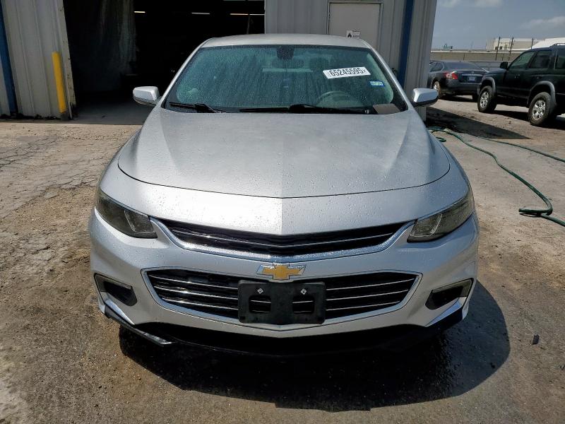Sedans CHEVROLET MALIBU 2017 Srebrny