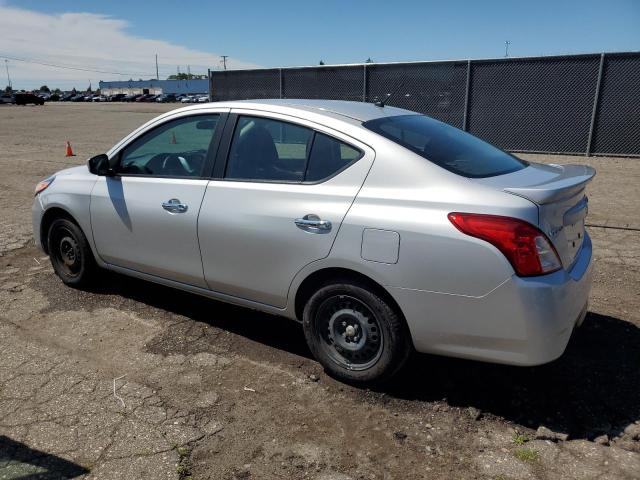  NISSAN VERSA 2018 Srebrny