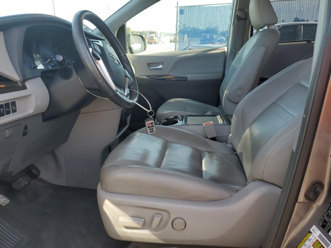 2017 Toyota Sienna Xle VIN: 5TDYZ3DC8HS891811 Lot: 64563935