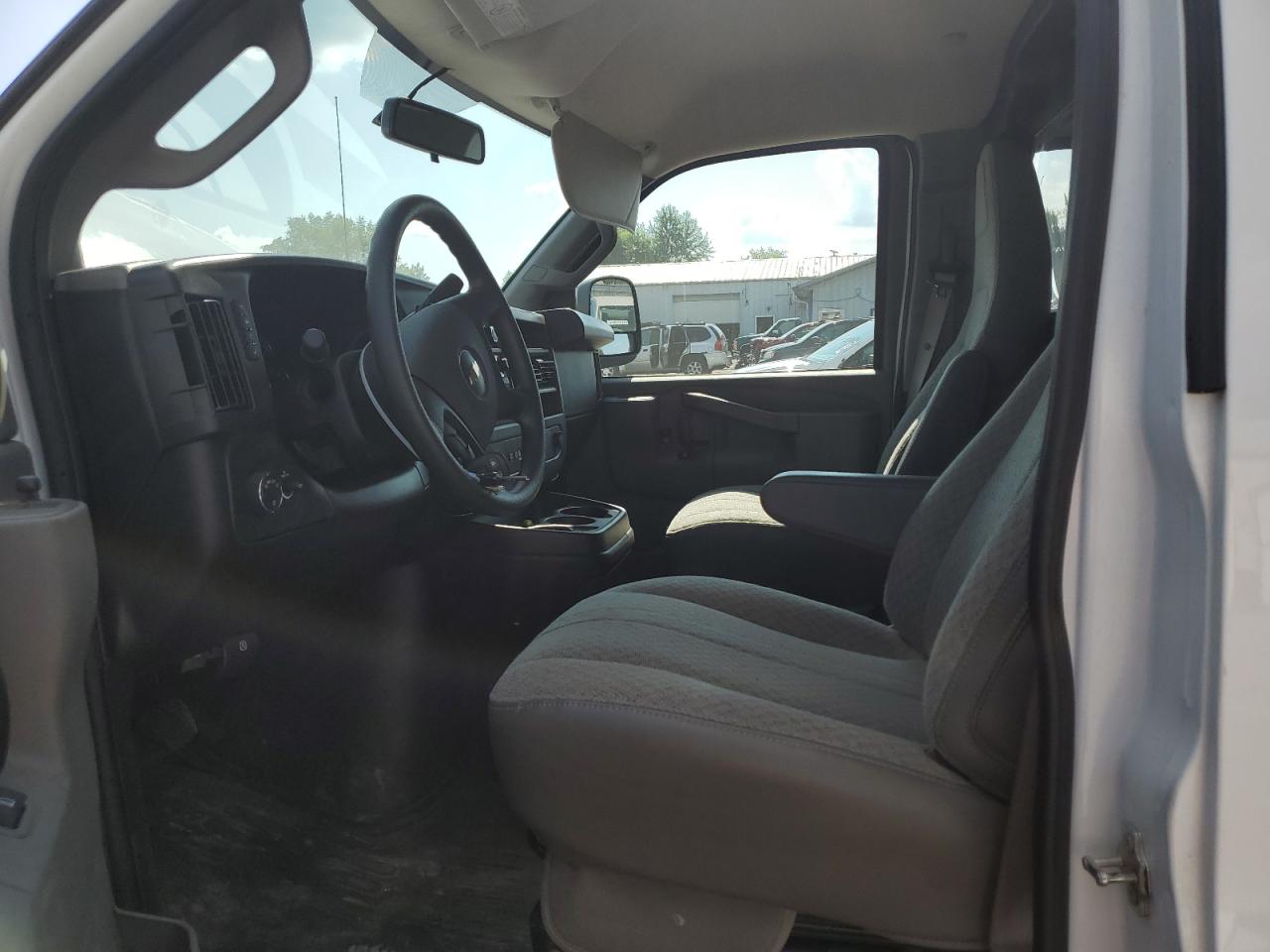 2024 Chevrolet Express G2500 VIN: 1GCWGAFP1R1137343 Lot: 64600475