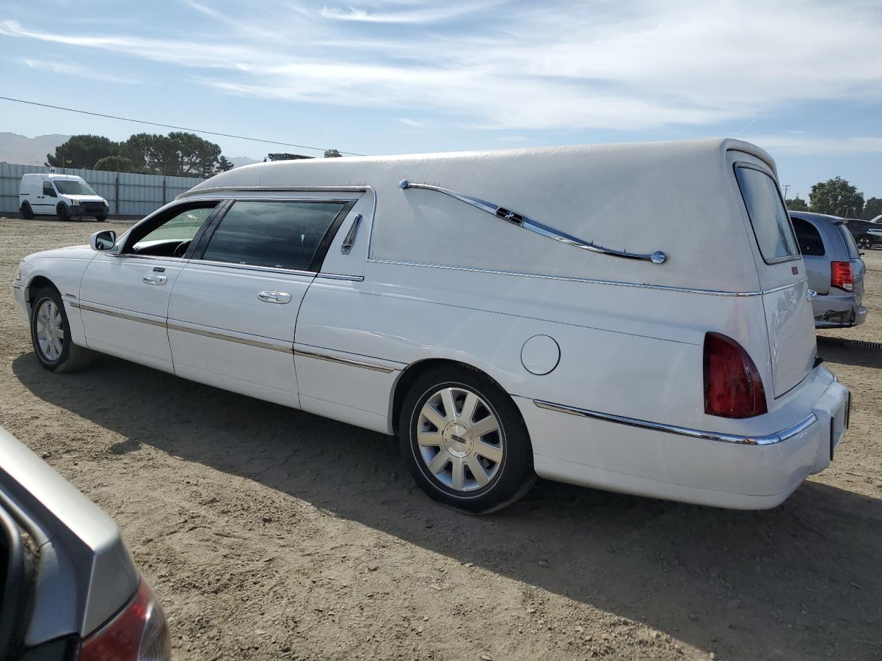 2005 Lincoln Town Car Executive white null gas 1LJFM88W15Y649849 photo #3