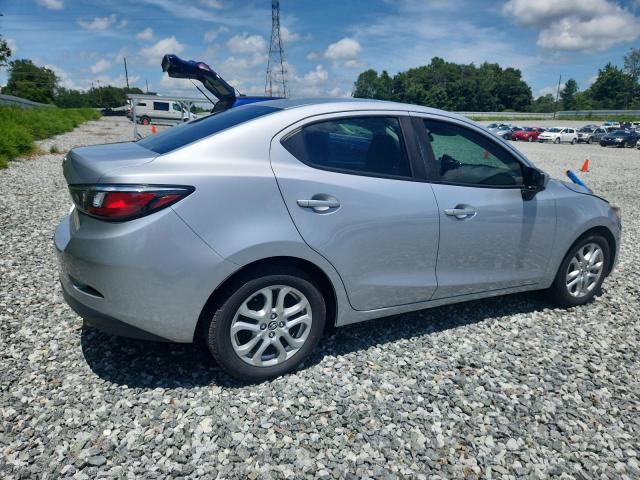  TOYOTA YARIS 2017 Серебристый