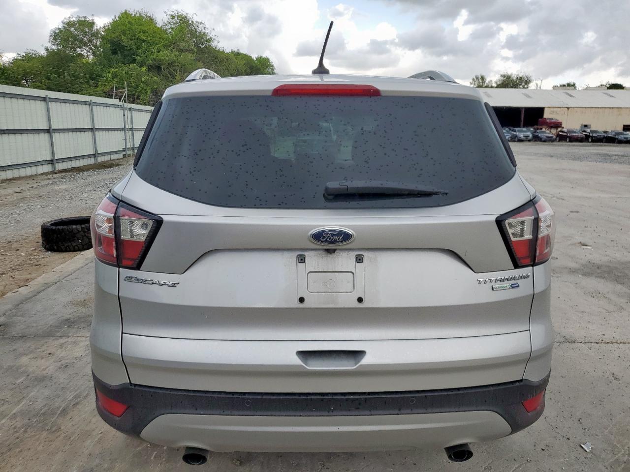 1FMCU9J94JUB72380 2018 Ford Escape Titanium