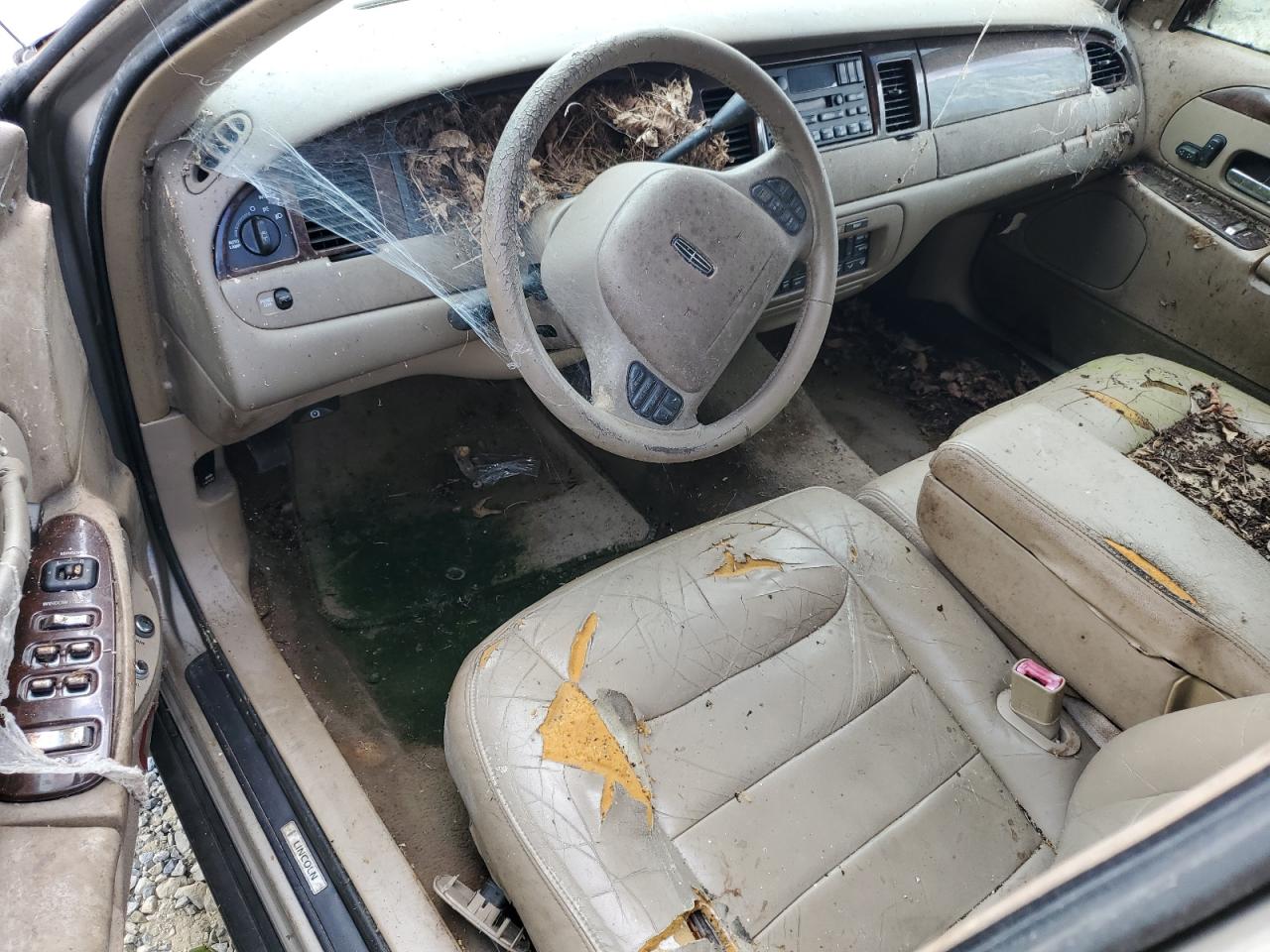 2000 Lincoln Town Car Signature VIN: 1LNHM82W7YY799923 Lot: 65882375