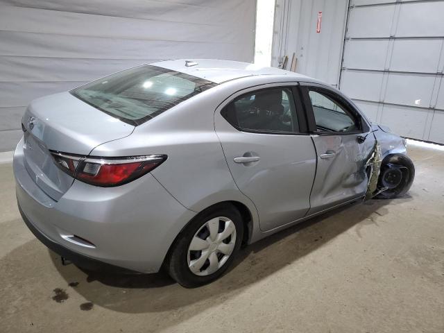  TOYOTA YARIS 2019 Srebrny
