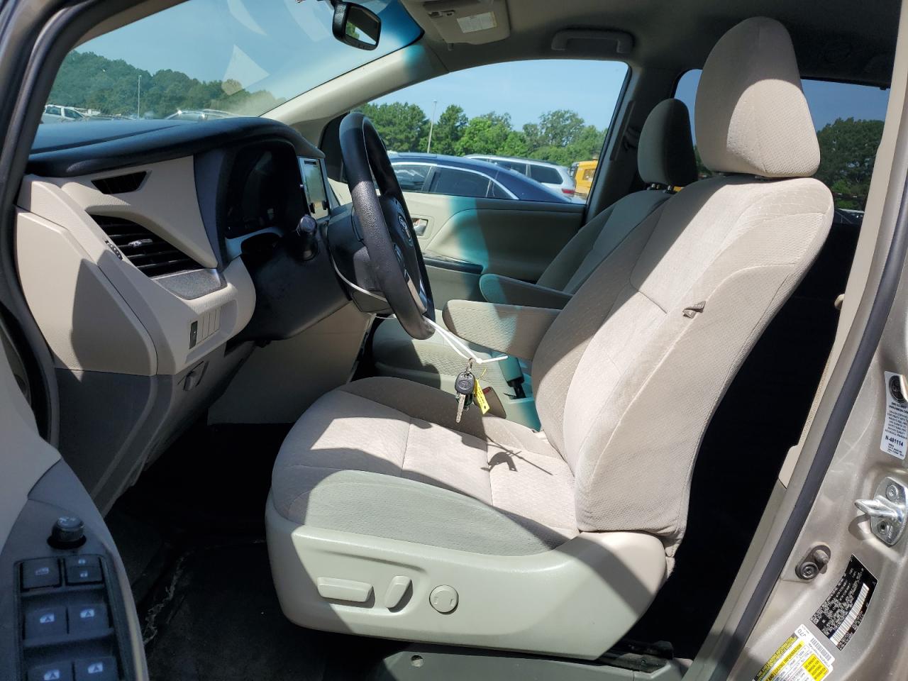 2017 Toyota Sienna Le VIN: 5TDKZ3DC7HS877484 Lot: 64692995