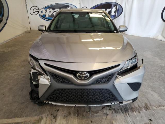  TOYOTA CAMRY 2018 Srebrny