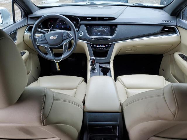  CADILLAC XT5 2018 Srebrny